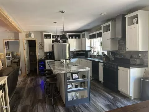 Kitchen - 1671 Hackett Dr, La Pine, OR 97739 photo 2 of 9