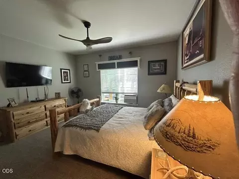 Bedroom - 1671 Hackett Dr, La Pine, OR 97739 photo 3 of 10