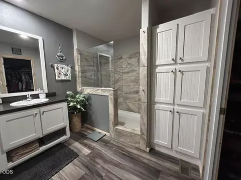 Bath - 1671 Hackett Dr, La Pine, OR 97739 photo 2 of 5