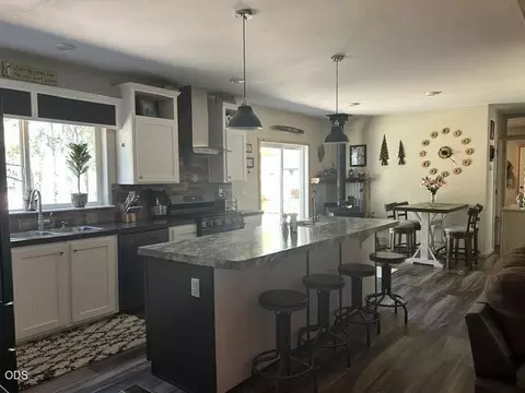 Kitchen - 1671 Hackett Dr, La Pine, OR 97739 photo 4 of 9