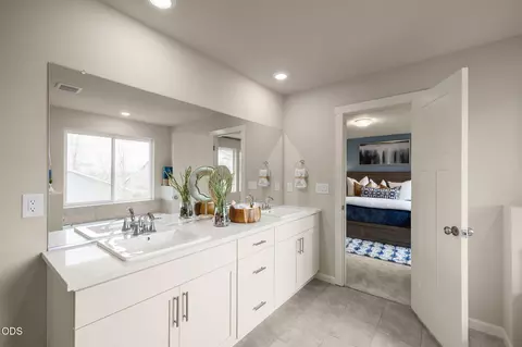 Bath - 20679 NE Town Dr, Bend, OR 97701 photo 1 of 4