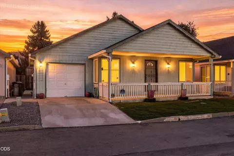 803 Bower Ln, Grants Pass, OR 97527