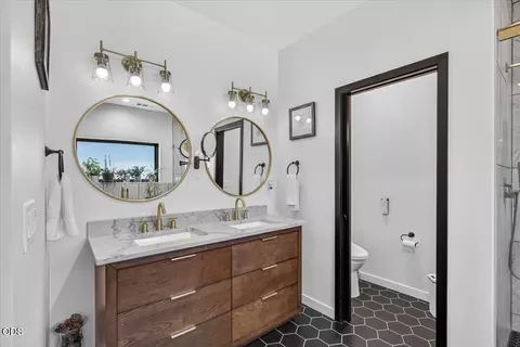 Bath - 967 Arrowhead Trl, Eagle Point, OR 97524 photo 1 of 5
