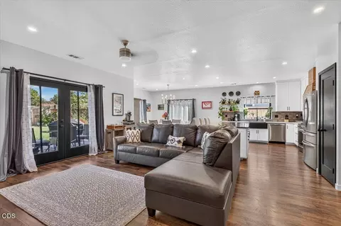 Living - 967 Arrowhead Trl, Eagle Point, OR 97524 photo 1 of 1