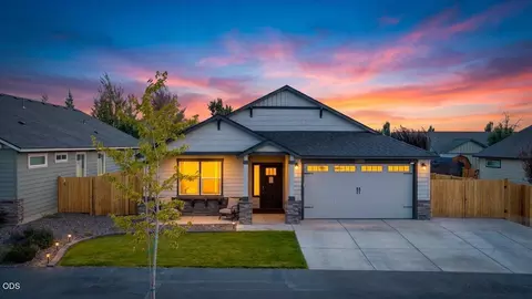 1734 NW Upas Pl, Redmond, OR 97756