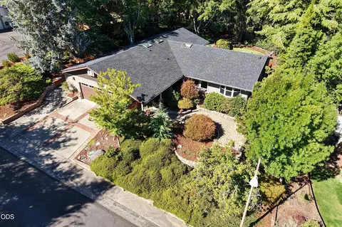 76 Monterey Dr, Medford, OR 97504