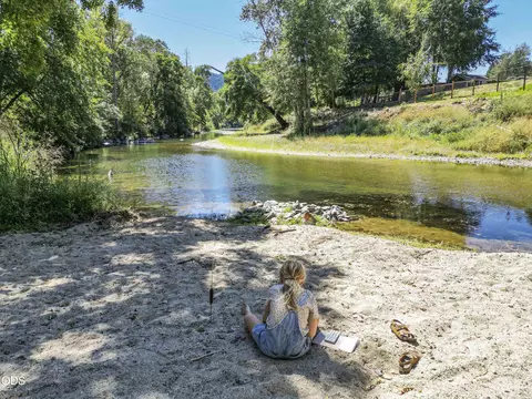 1221 Evans Creek Rd, Rogue River, OR 97537