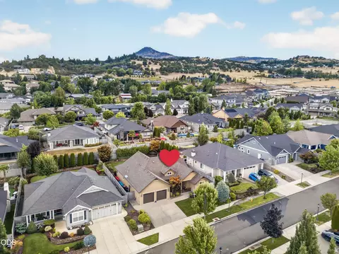 4023 Crystal Springs Dr, Medford, OR 97504