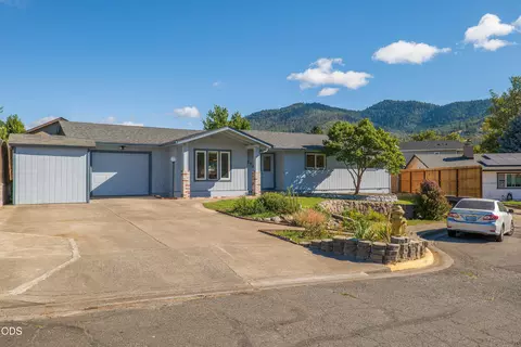 776 NW Carol Dr, Grants Pass, OR 97526