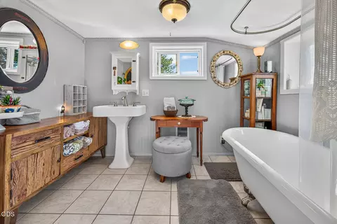 Bath - 21485 Modoc Ln, Bend, OR 97702 photo 4 of 4