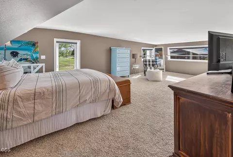 Bedroom - 21485 Modoc Ln, Bend, OR 97702 photo 8 of 8