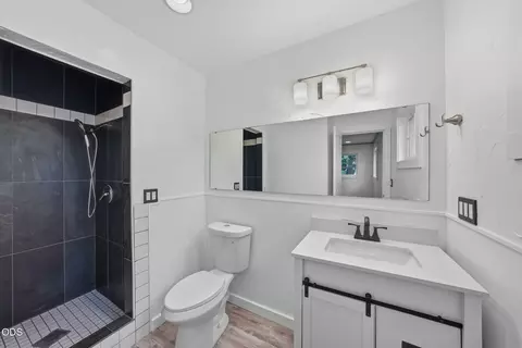Bath - 2245 NE Shepard Rd, Bend, OR 97701 photo 4 of 6