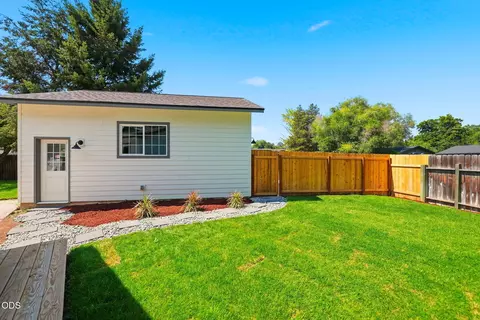 Exterior - 2245 NE Shepard Rd, Bend, OR 97701 photo 7 of 8