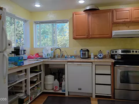 Kitchen - 1206 Upper Powell Creek Rd, Williams, OR 97544 photo 5 of 9