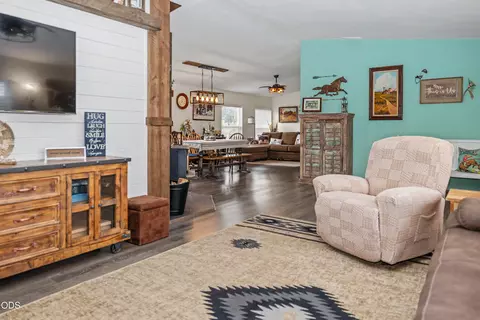 Living - 5515 Bufflehead Dr, Bonanza, OR 97623 photo 4 of 6