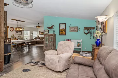 Living - 5515 Bufflehead Dr, Bonanza, OR 97623 photo 5 of 6