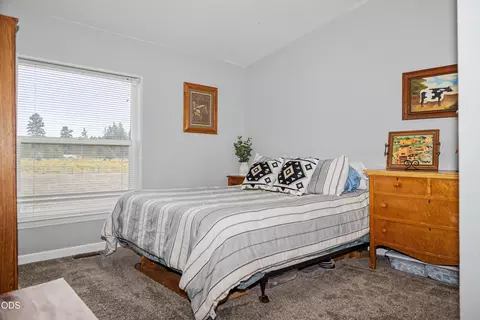 Bedroom - 5515 Bufflehead Dr, Bonanza, OR 97623 photo 5 of 5