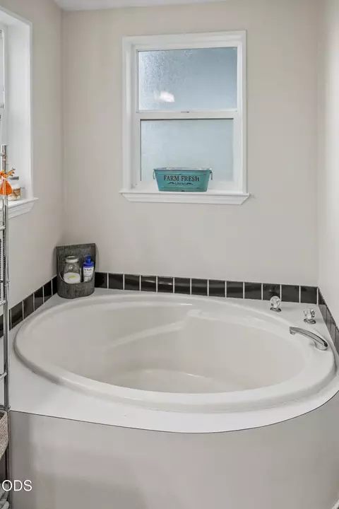 Bath - 5515 Bufflehead Dr, Bonanza, OR 97623 photo 5 of 7