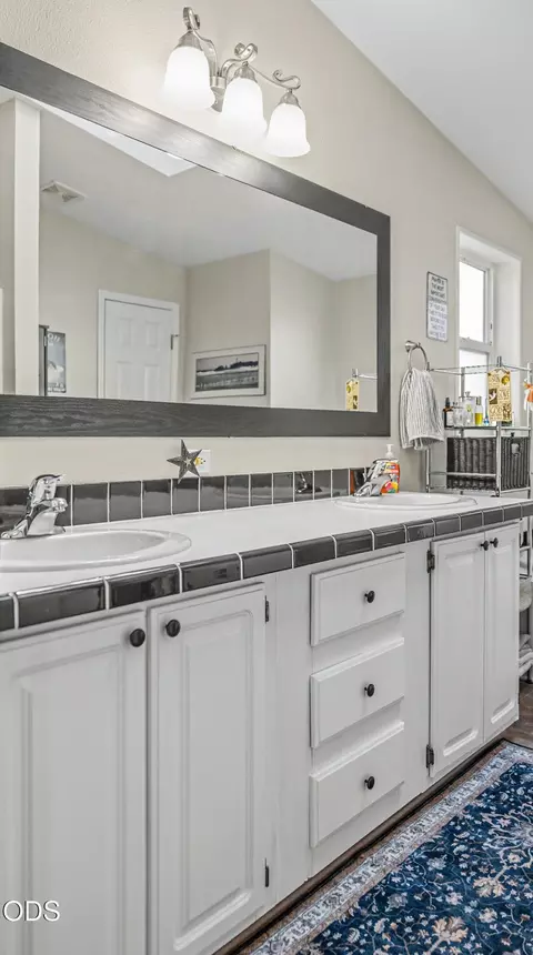 Bath - 5515 Bufflehead Dr, Bonanza, OR 97623 photo 1 of 7