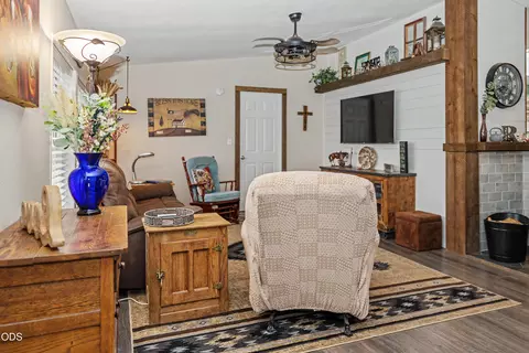 Living - 5515 Bufflehead Dr, Bonanza, OR 97623 photo 3 of 6