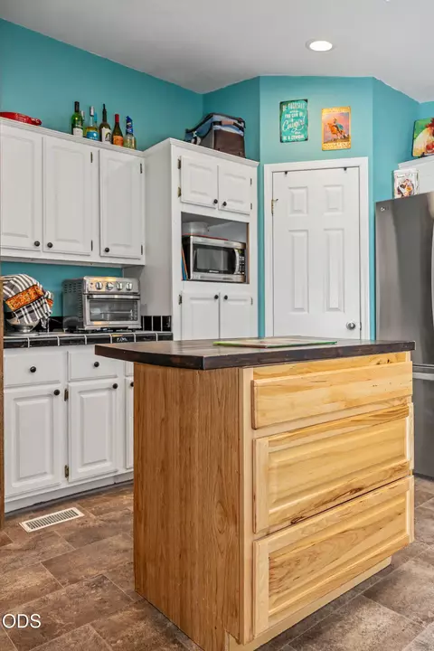 Kitchen - 5515 Bufflehead Dr, Bonanza, OR 97623 photo 5 of 5