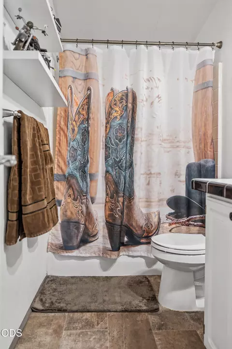Bath - 5515 Bufflehead Dr, Bonanza, OR 97623 photo 7 of 7