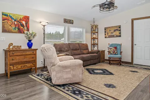 Living - 5515 Bufflehead Dr, Bonanza, OR 97623 photo 2 of 6