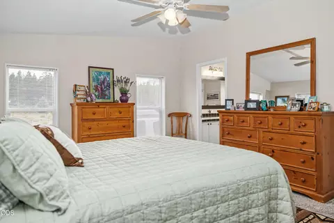 Bedroom - 5515 Bufflehead Dr, Bonanza, OR 97623 photo 1 of 5