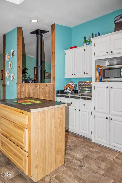 Kitchen - 5515 Bufflehead Dr, Bonanza, OR 97623 photo 4 of 5