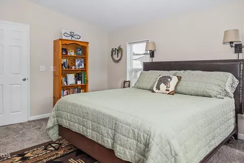 Bedroom - 5515 Bufflehead Dr, Bonanza, OR 97623 photo 2 of 5