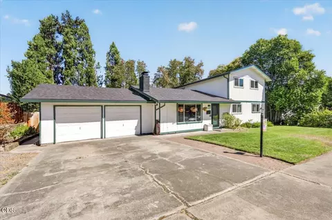 1825 Hybiscus St, Medford, OR 97504