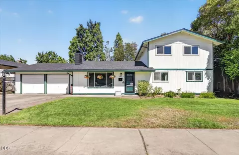 1825 Hybiscus St, Medford, OR 97504