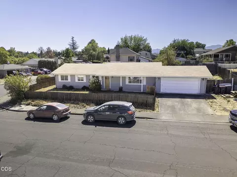 2552 Brookside Dr, Medford, OR 97504