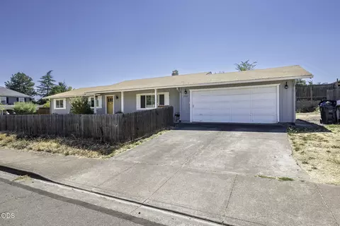 2552 Brookside Dr, Medford, OR 97504