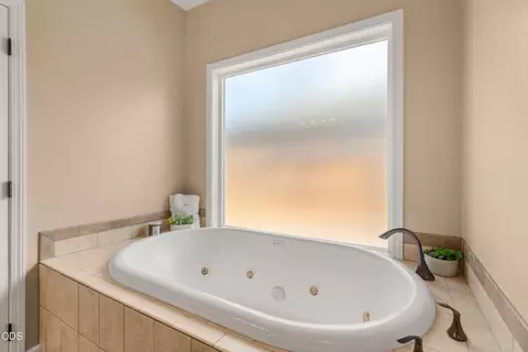 Bath - 642 Sheffield Dr, Eagle Point, OR 97524 photo 3 of 4