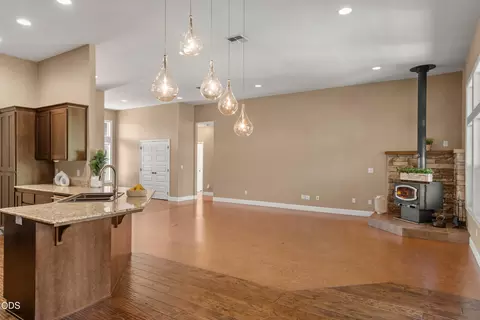 Living - 642 Sheffield Dr, Eagle Point, OR 97524 photo 1 of 2