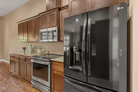 Kitchen - 642 Sheffield Dr, Eagle Point, OR 97524 photo 2 of 4