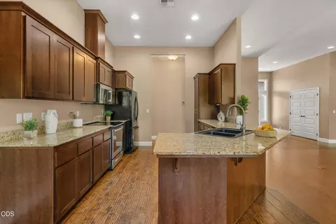 Kitchen - 642 Sheffield Dr, Eagle Point, OR 97524 photo 3 of 4