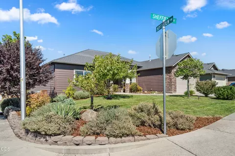 Exterior - 642 Sheffield Dr, Eagle Point, OR 97524 photo 6 of 7