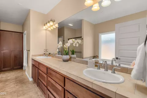 Bath - 642 Sheffield Dr, Eagle Point, OR 97524 photo 2 of 4