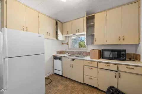 Kitchen - 6607 Pinehurst St, Central Point, OR 97502 photo 1 of 1