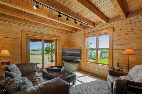 Living - 22311 Mcardle Rd, Bend, OR 97702 photo 3 of 6