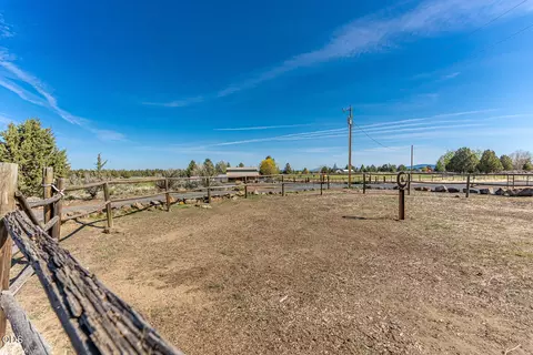 Exterior - 22311 Mcardle Rd, Bend, OR 97702 photo 8 of 8