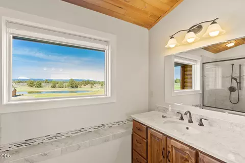 Bath - 22311 Mcardle Rd, Bend, OR 97702 photo 2 of 8