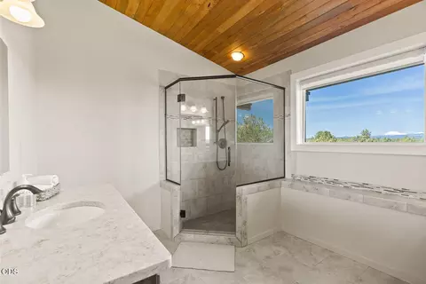 Bath - 22311 Mcardle Rd, Bend, OR 97702 photo 3 of 8
