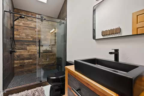 Bath - 22311 Mcardle Rd, Bend, OR 97702 photo 4 of 8
