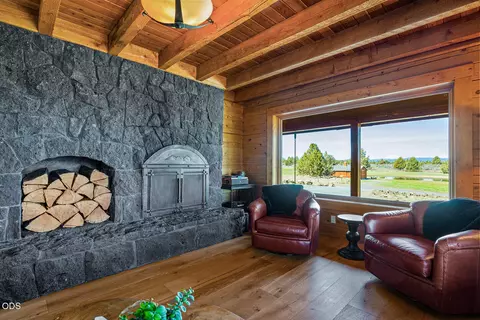 Living - 22311 Mcardle Rd, Bend, OR 97702 photo 4 of 6