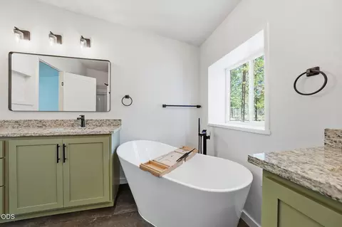 Bath - 50858 Fawn Loop, La Pine, OR 97739 photo 3 of 4