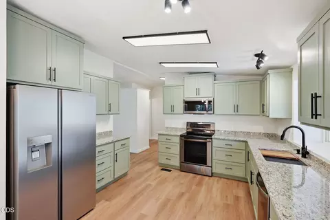 Kitchen - 50858 Fawn Loop, La Pine, OR 97739 photo 1 of 2