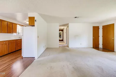 Living - 520 Elm Way, Eagle Point, OR 97524 photo 6 of 7